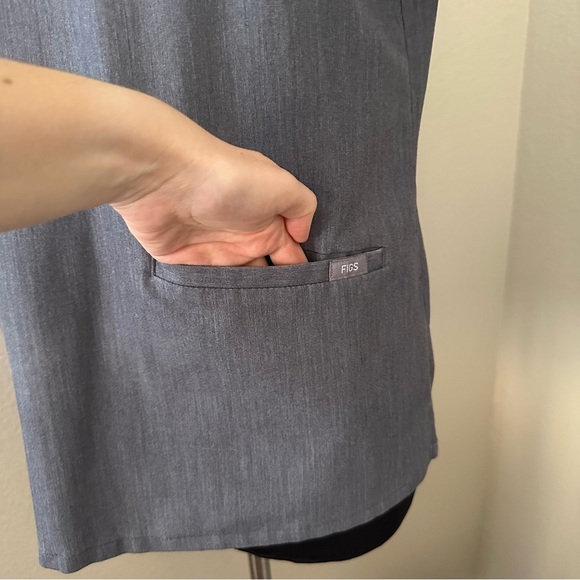 FIGS Women's Casma Three-Pocket Grey Scrub Top PO1557 - Picture 4 of 12